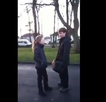 Clip revoltator postat pe YouTube. Ce se intampla cand o fata provoaca un baiat sa se bata. VIDEO