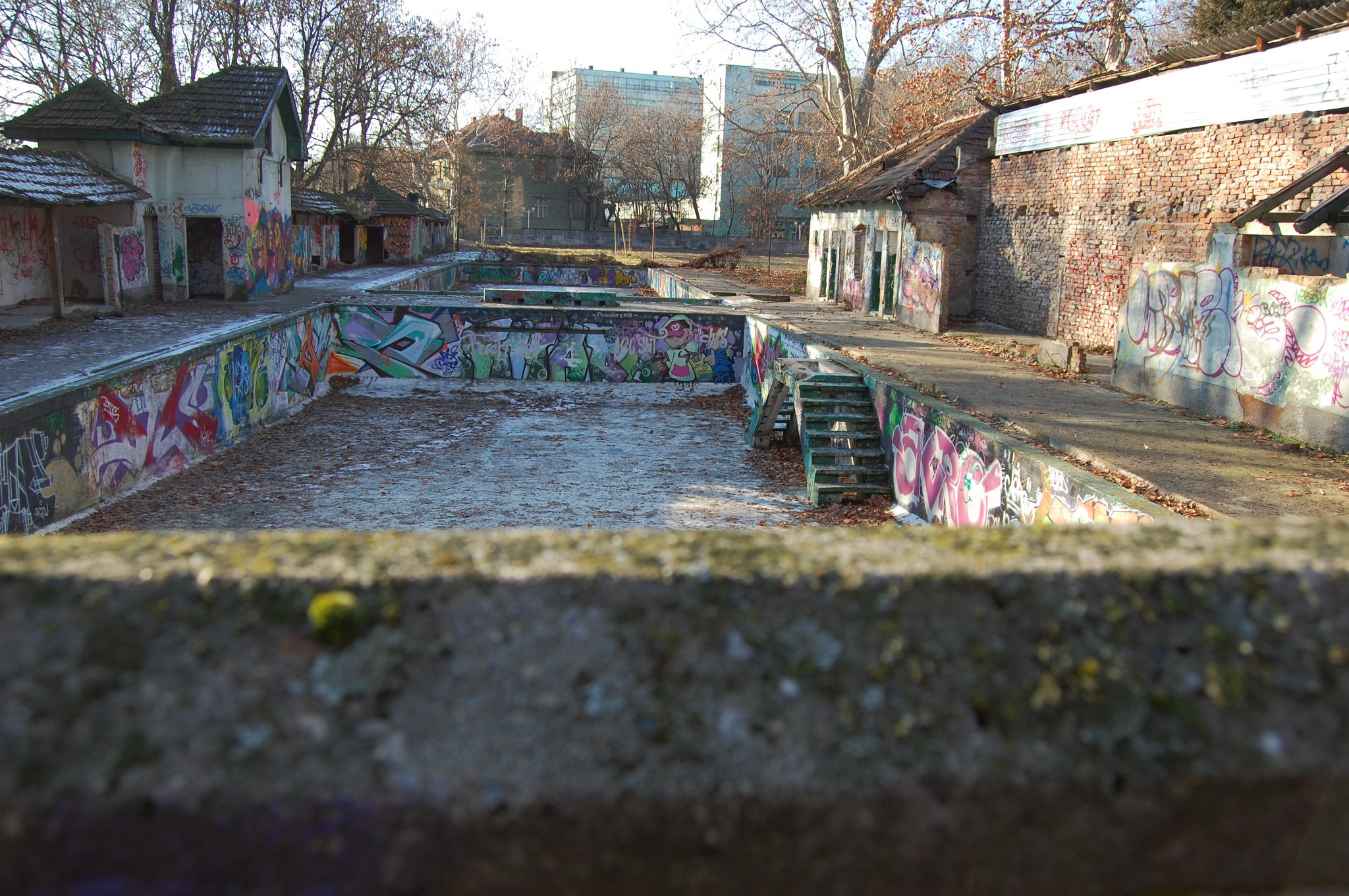 Mobilizare generala pentru salvarea unui bazin de inot devenit acum adapost pentru oamenii strazii