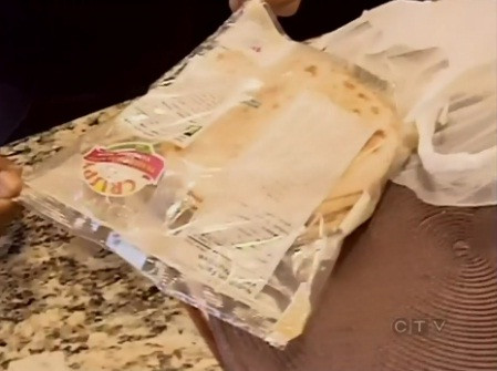 Ce a gasit un barbat intr-o punga de paine. "Era viu". VIDEO