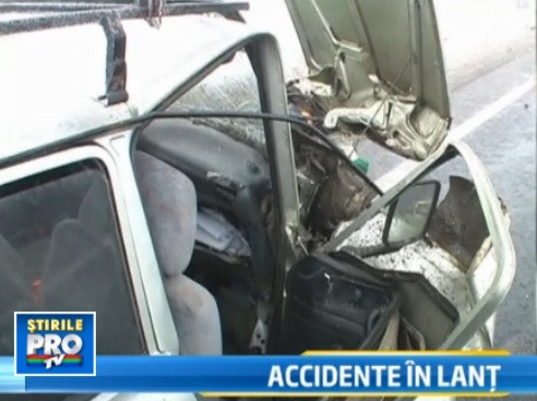 Accidente in lant din cauza poleiului: 19 masini distruse, doi morti si patru raniti. VIDEO