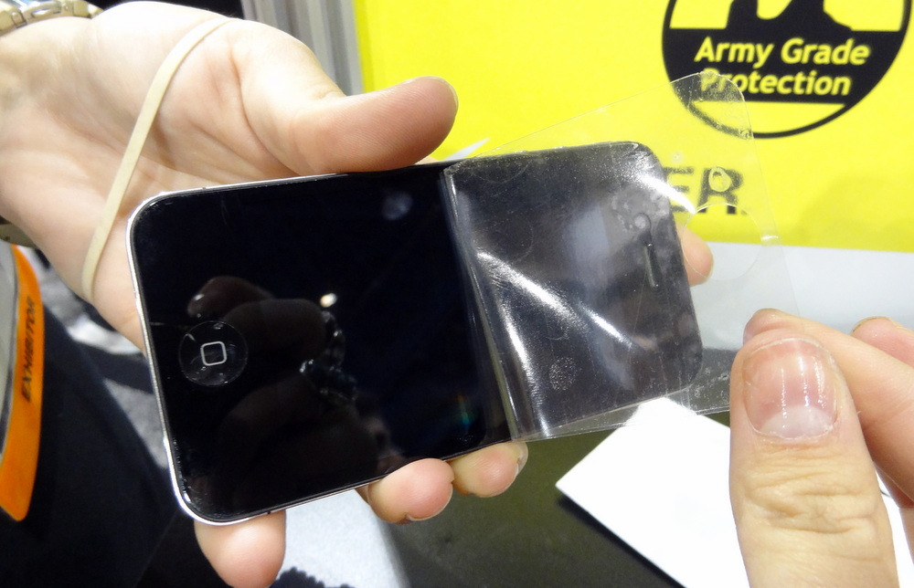 Ecranul de iPhone care nu poate fi crapat nici de o bormasina. Ce inventie a aparut la CES 2013