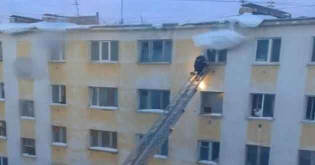 O operatiune de salvare, la un pas sa se transforme intr-o tragedie. Ce a patit un pompier. VIDEO