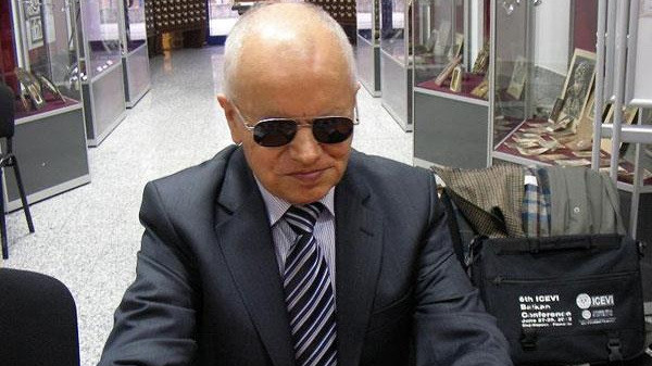 Un profesor orb, surd si mut de la varsta de doi ani din Romania a lansat o carte autobiografica!