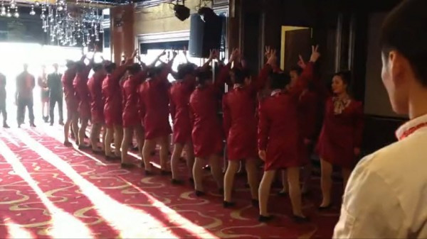 Inregistrare VIDEO socanta din China. Cum se antreneaza cateva chelnerite intr-un restaurant