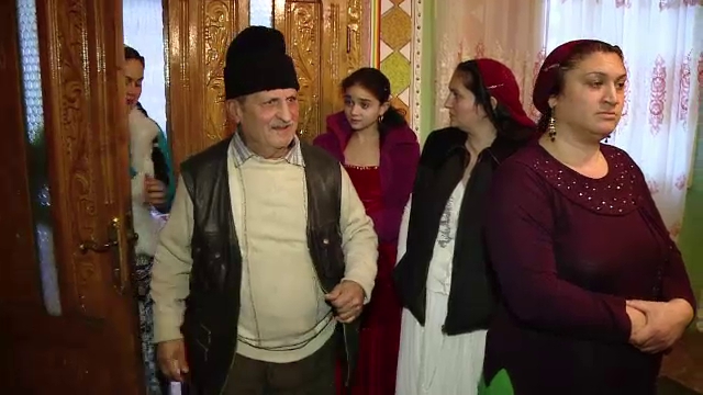 Descindere cu cantec intr-un cartier de tigani de la marginea orasului Targu Mures