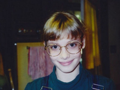 Transformarea SPECTACULOASA a unei tinere. Cum ARATA la doua decenii de la aceasta fotografie