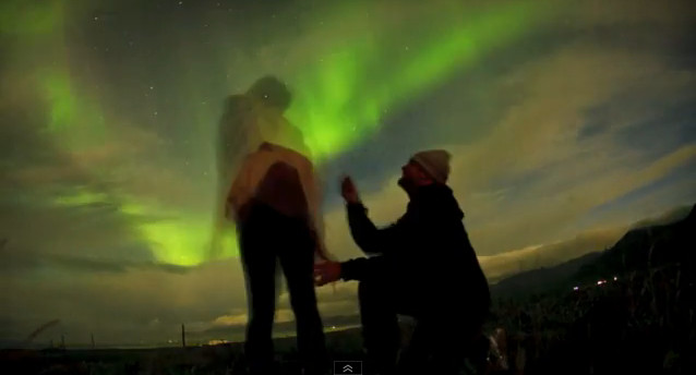 Cum si-a cerut un om de stiinta iubita in casatorie sub cel mai spectaculos cer de pe Pamant. VIDEO