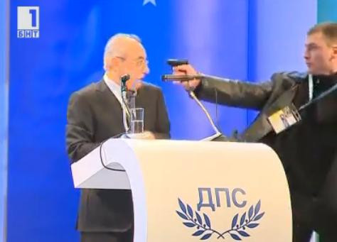 Scene socante la Sofia. Un barbat a vrut sa-l impuste pe liderul istoric al minoritatii turce. VIDEO