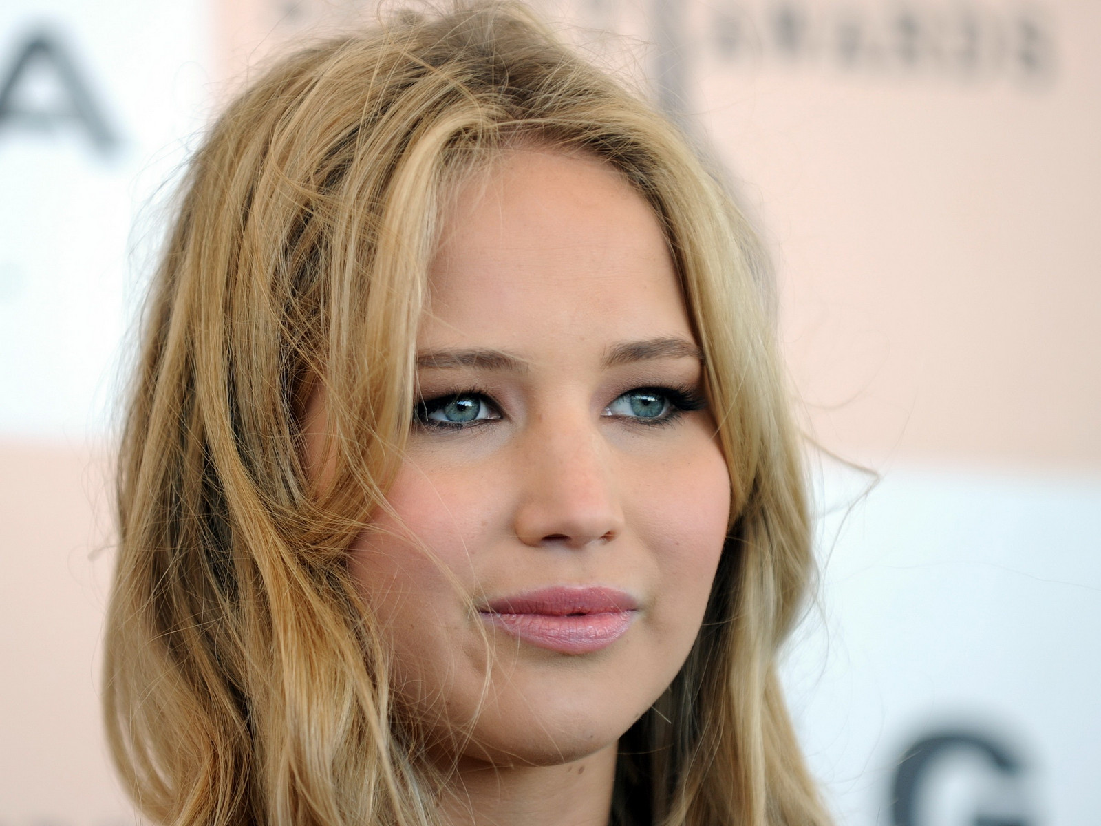Jennifer Lawrence si Tom Hiddelston, desemnati cei mai sexy actori in viata