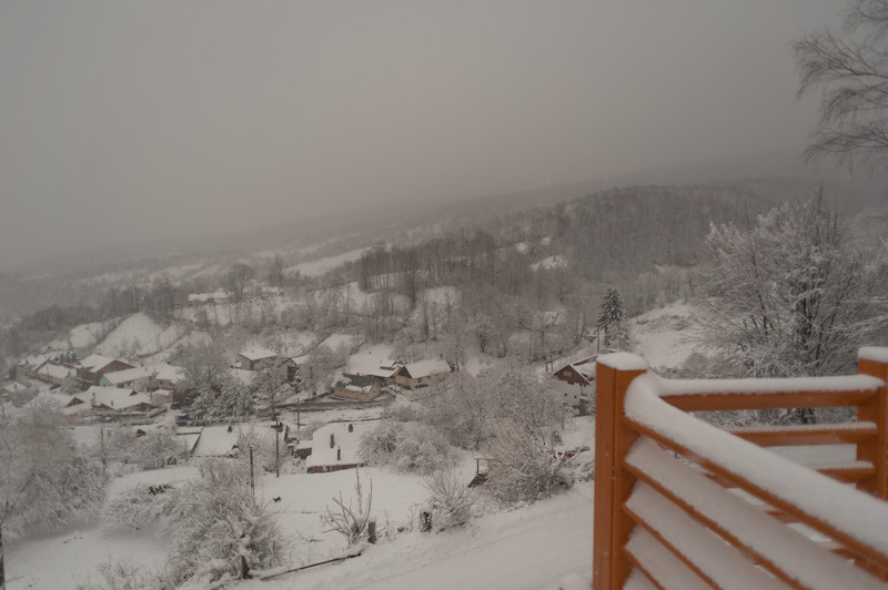Weekend plin de zapada si concursuri in statiunile montane din Vest. Turistii se intrec la “halbere”