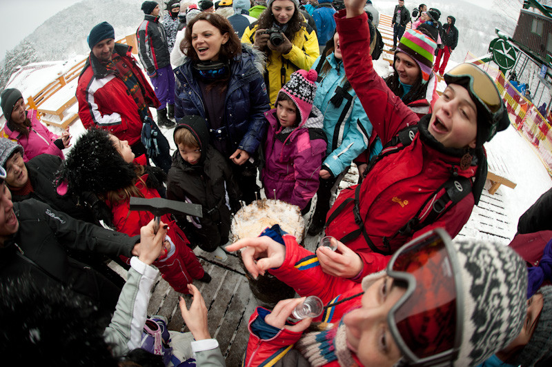 Rafale de ninsoare si zambete pe partia de la Valiug. Sambata se deschide si Apres-Ski-ul