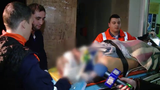 Si-a salvat mama, insa acum risca inchisoarea. Un tanar si-a batut tatal vitreg in fata prietenilor