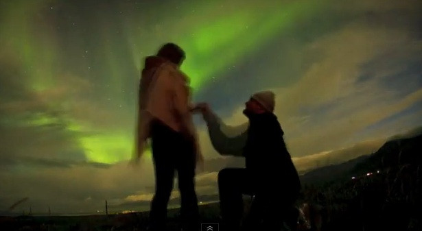 Si-a cerut iubita in casatorie in fata unuia dintre cele mai spectaculoase fenomene de pe Planeta: Uite unde si-a dus viitoarea sotie sa spuna "DA"