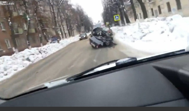 Cu masina facuta praf si cu un prieten mort pe bancheta din spate, un sofer rus a pornit la drum