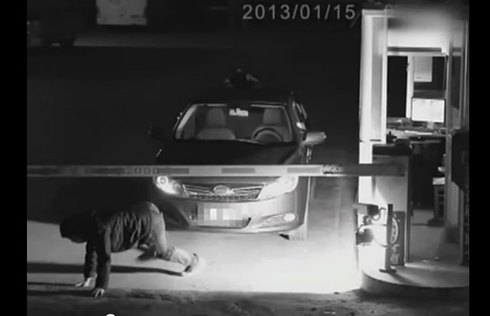 Se preface ca este fantoma ca sa-l sperie pe paznic si sa nu mai plateasca taxa de parcare. VIDEO