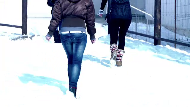 Un elev a fost taiat cu cutitul de rivalul sau in dragoste, langa o scoala din Capitala