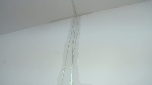 Scoala transformata in pestera, dupa o renovare de mantuiala. Valoarea contractului: 600.000 de euro