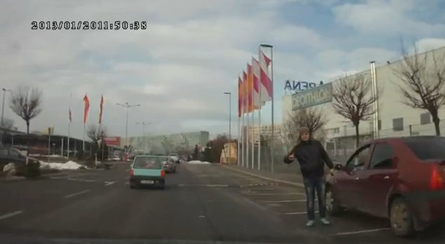 O noua "teapa" pentru soferii creduli."Mi-a pus sotia motorina in rezervor, in loc de benzina".VIDEO