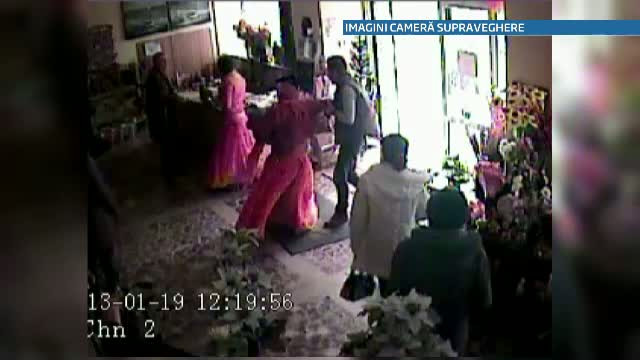 Doua tiganci, una dintre ele cu un copil in brate, prinse dupa ce au furat dintr-un magazin. VIDEO