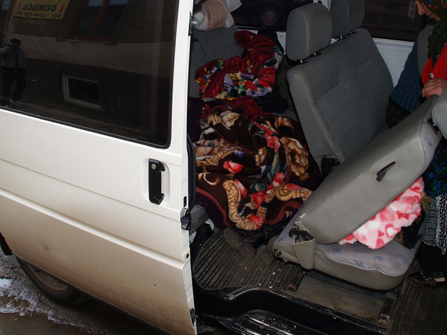 O fetita de patru ani a fost ascunsa sub bancheta unui microbuz pentru a fi scoasa din tara