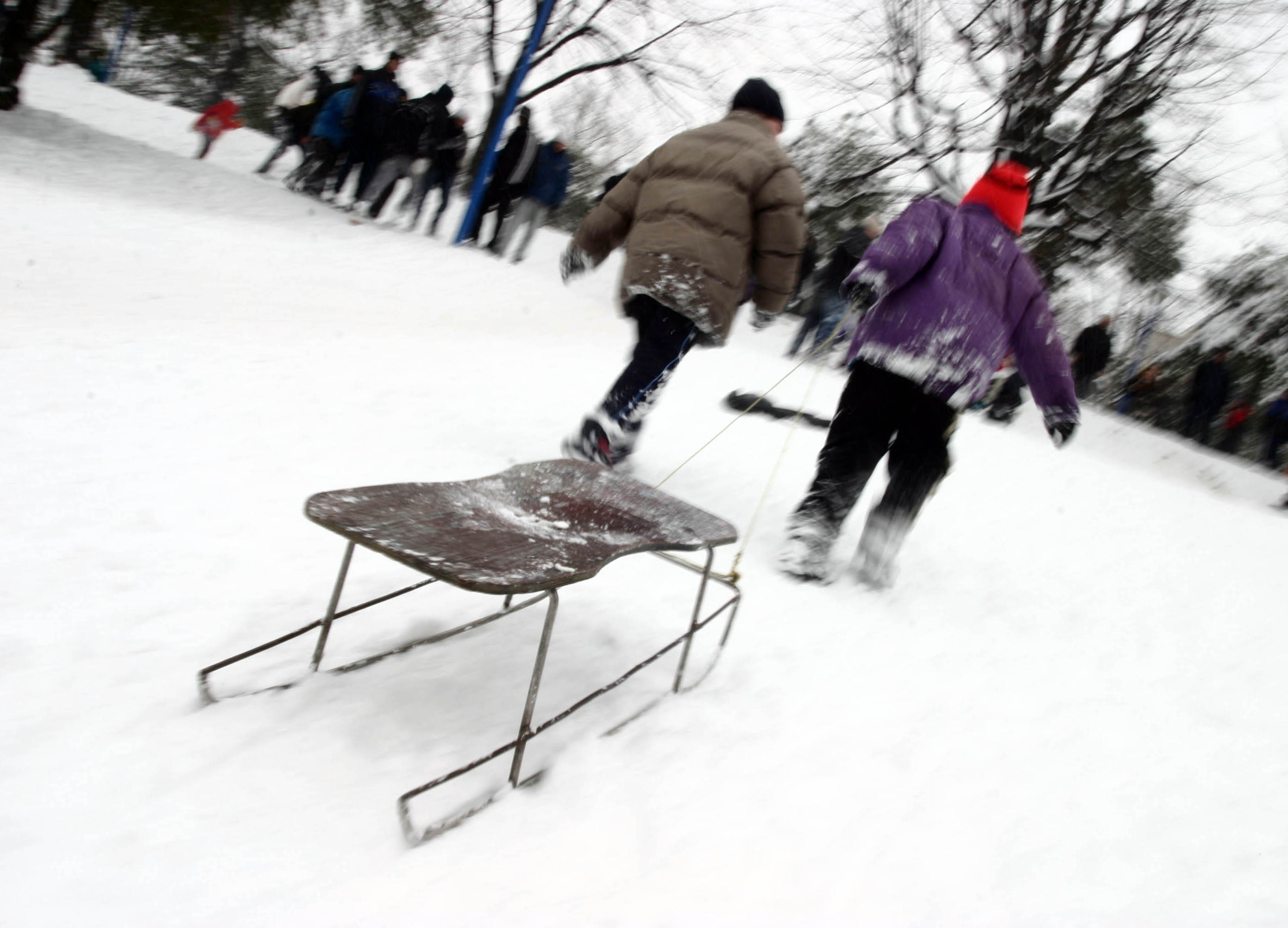 Un baiat de 15 ani a fost ranit, dupa ce sania pe care se afla a fost lovita de o masina