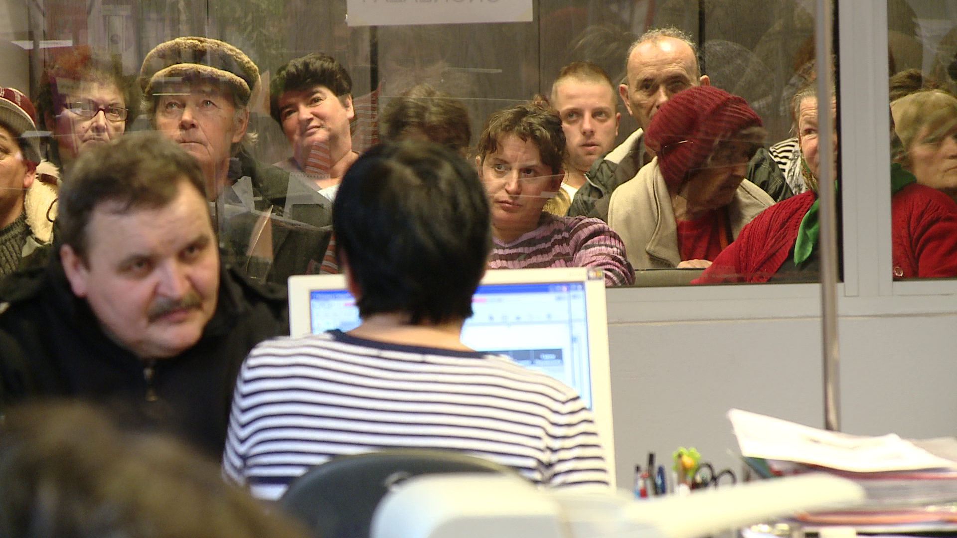 Cozi interminabile la CJAS Timis. Sistemul ce afiseaza numerele de ordine s-a defectat