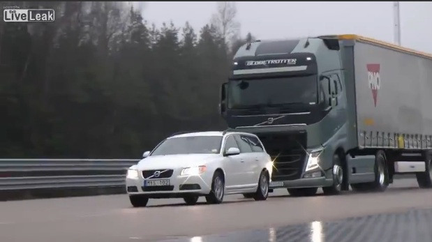 Volvo a inventat cel mai performant sistem de franare din lume: Uite cum se opreste TIR-ul acesta cand ii apare in fata un obstacol