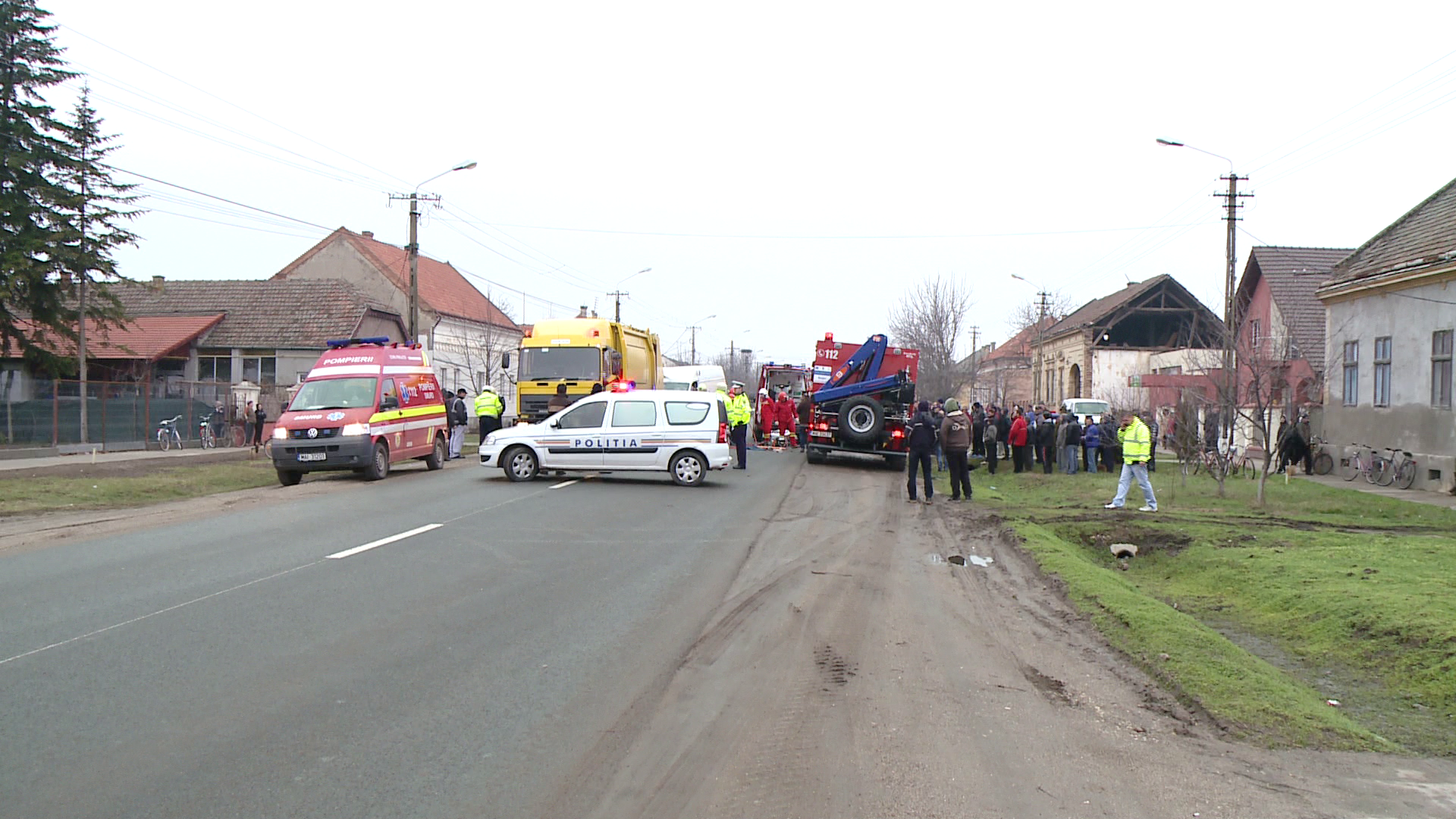 Accident teribil la Biled. O persoana a murit, iar alta a ramas incarcerata intr-un microbuz