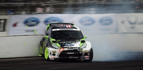 Ken Block nu da doi bani pe masini. Vezi cum se descurca fara o roata!