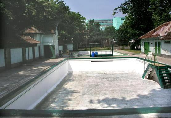 Bazinul Uszoda, lasat de izbeliste. E in patrimoniul ministerului, iar primaria nu poate interveni