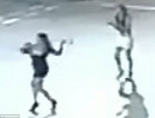 Doua femei din Anglia, filmate in timp ce aruncau cu un ciocan intr-o statie de autobuz. VIDEO