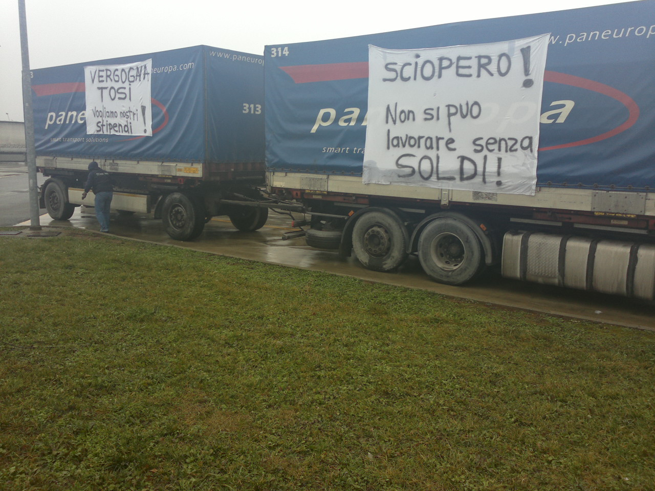 Zeci de muncitori romani angajati in Italia, lasati fara salarii. Ei isi cauta dreptatea la Arad