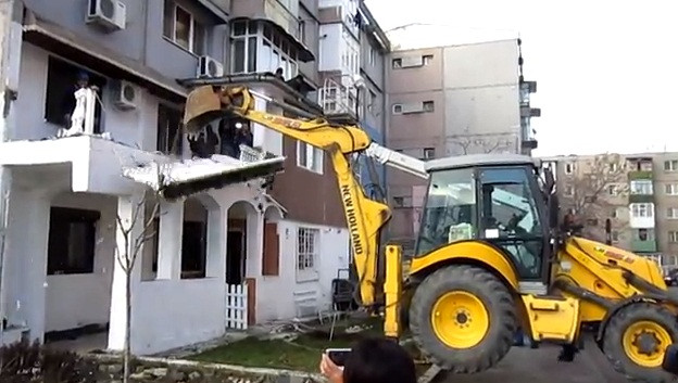 Vila si fantana arteziana ... la bloc. Unui craiovean i-a fost demolata constructia ilegala