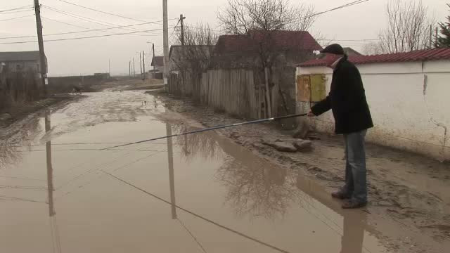 Haz de necaz pe strazile "asfaltate" din Craiova. Localnicii arunca unditele in baltile din drum