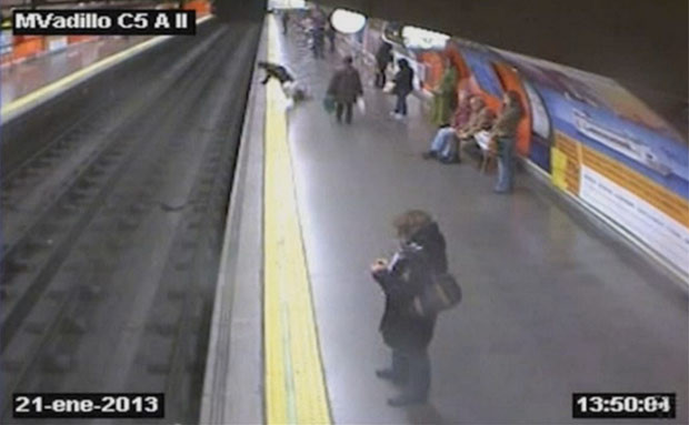 VIDEO. Momentul in care o femeie care cade in fata metroului este salvata