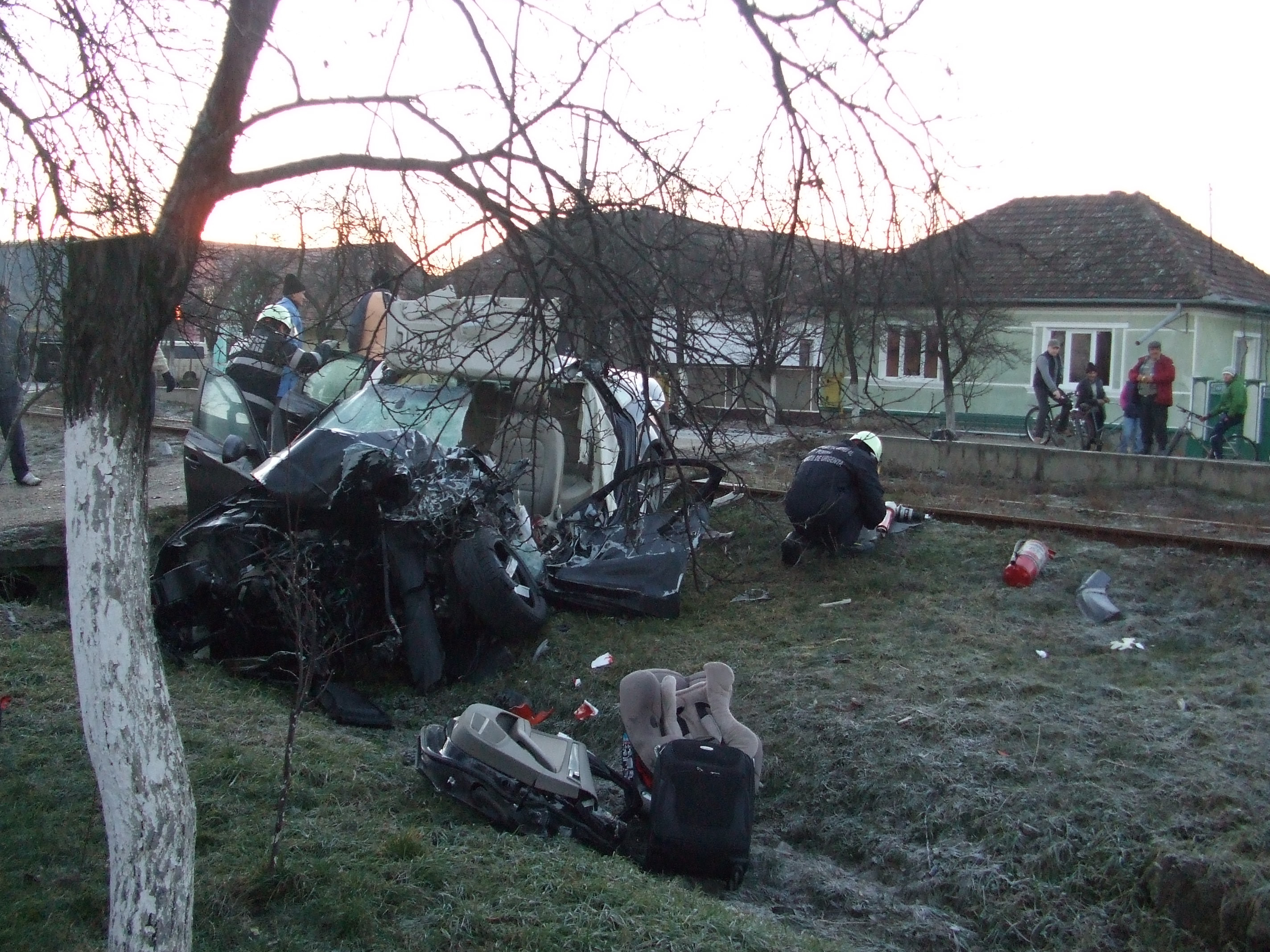 Grav accident in judetul Arad. Doi parinti si fetita lor de 10 luni au ajuns la spital