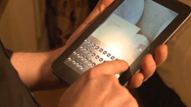 Ecranul touch pe care se formeaza butoane in relief, prezentat la CES 2013