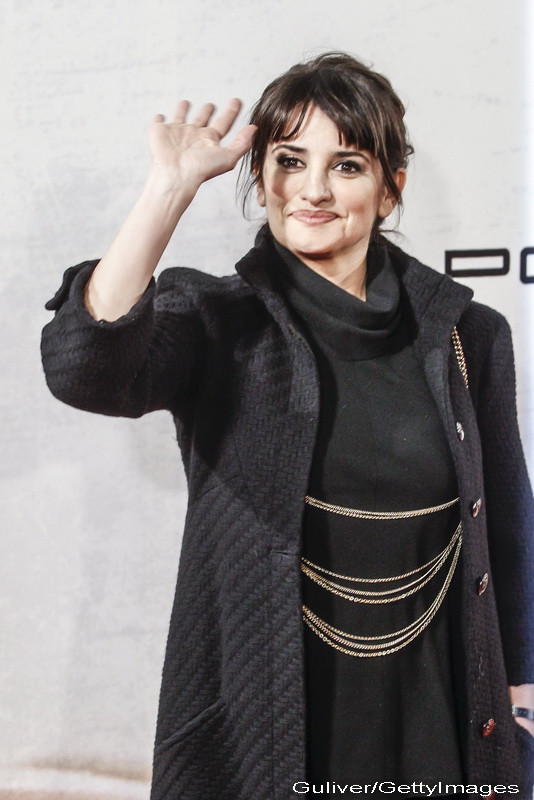 Ce au fotografiat paparazzi in urechea lui Penelope Cruz. Subiectul, dezbatut de tabloide. FOTO