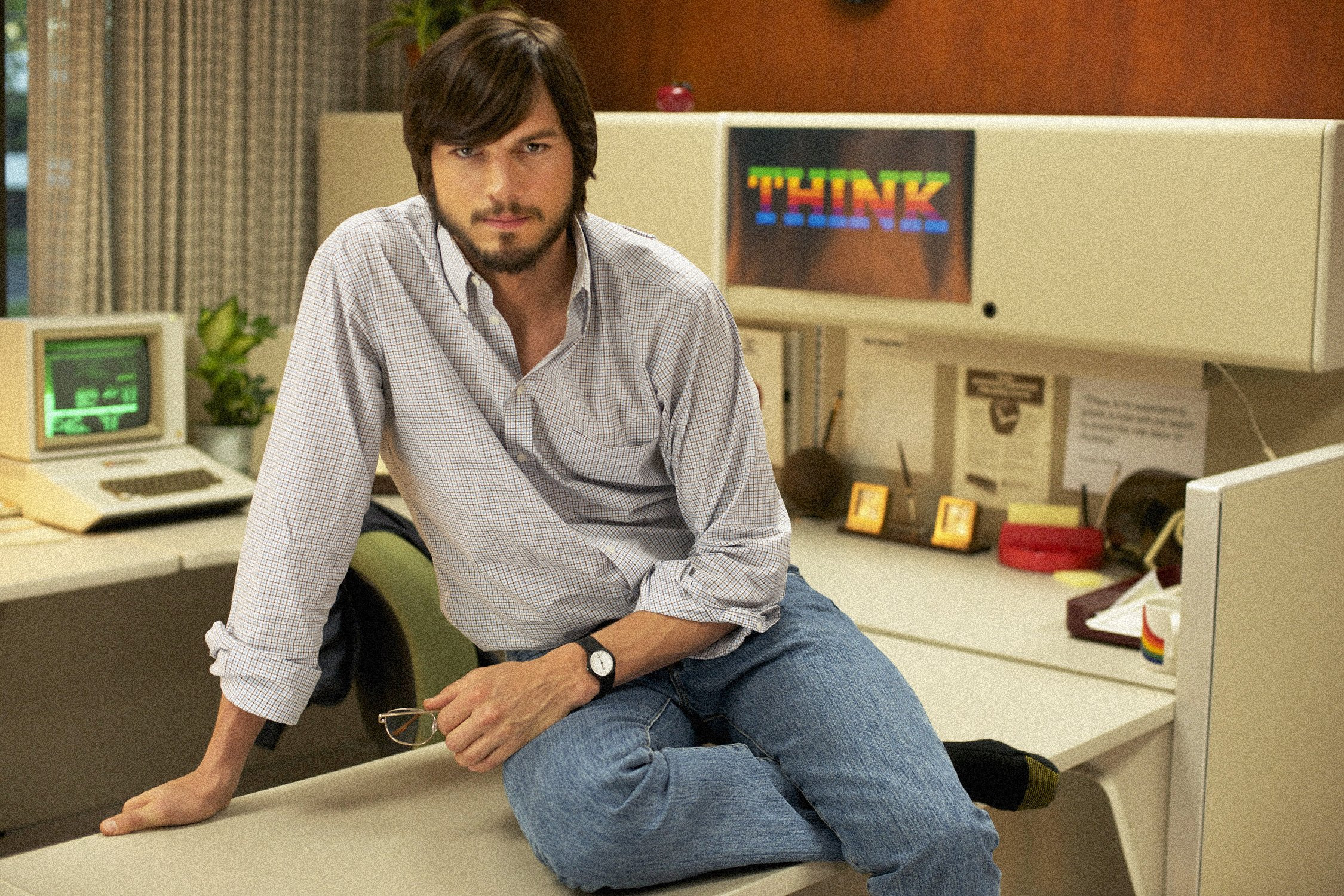 Primele imagini cu Ashton Kutcher in rolul lui Steve Jobs