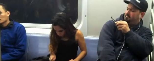 Ce a facut o femeie in metrou, in fata calatorilor. Toata lumea o privea mirata. VIDEO