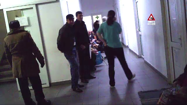 Cozi pentru un bon de ordine pe holurile policlinicilor. "Sunt cardiac si de 3 zile stau la rand"