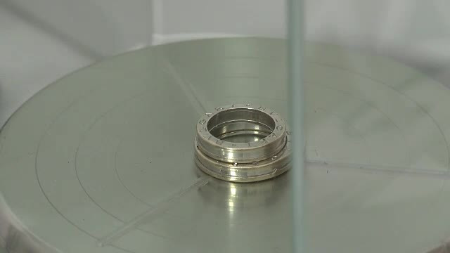 Cat de usor poate sa dispara un gram de aur, atunci cand mergeti la amanet. Camera ascunsa