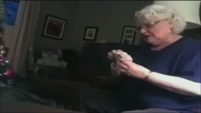 Imaginile care fac senzatie pe internet. Cum reactioneaza o femeie cand afla ca va fi bunica. VIDEO