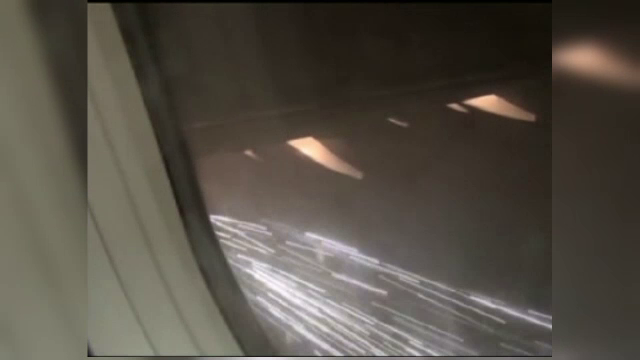 Minge de foc pe cerul Turciei. Un avion a fost lovit de fulger la aterizare, iar motorul s-a aprins