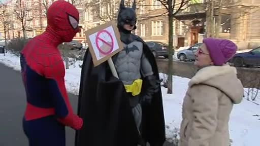 Batman si Superman, intr-o misune comuna: salvarea trotuarelor de mizeria lasata de caini