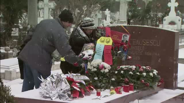 De ziua lui Nicolae Ceausescu, ultimii fani ai PCR au infruntat vremea pentru a depana amintiri