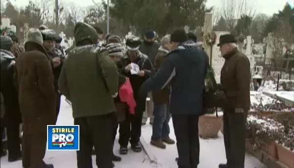 Ultimii comunisti ai Romaniei au depanat amintiri la mormantul lui Nicolae Ceausescu. VIDEO