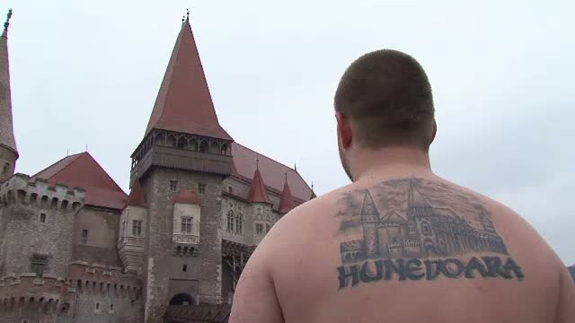 Tatuajele cu desene stilizate, de domeniul trecutului. Tinerii prefera acum chipul lui Vlad Tepes