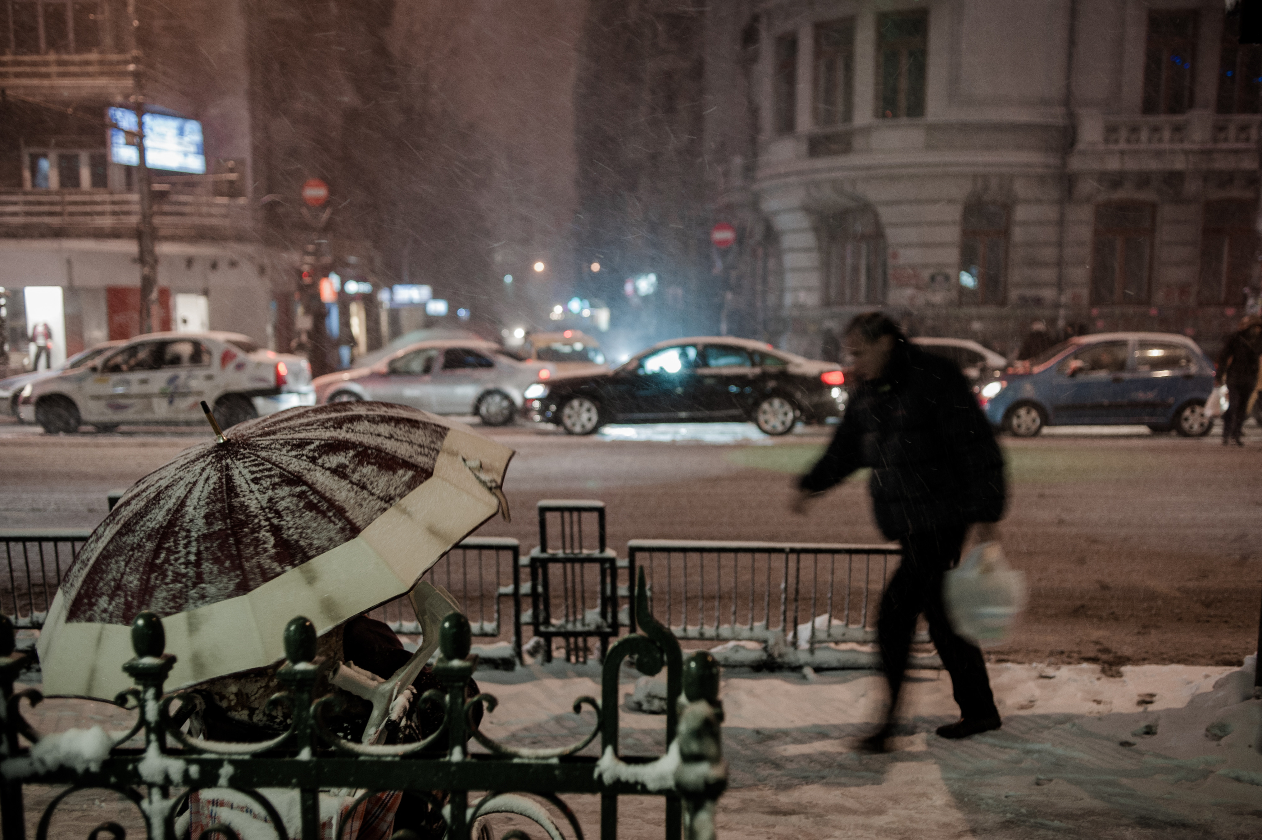 Sapte drumuri nationale si 22 judetene sunt inchise din cauza zapezii. Doua localitati nu au curent