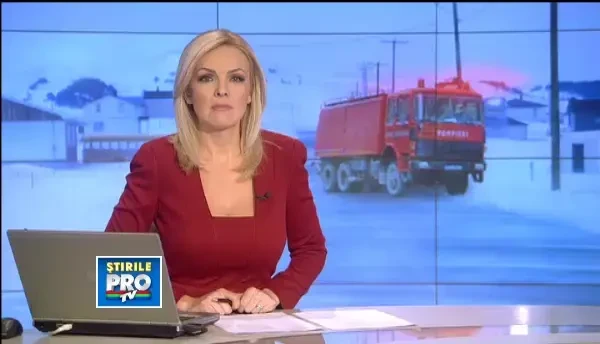 Miracol in mijlocul infernului. O tanara de 22 de ani a nascut in plin camp, in masina pompierilor